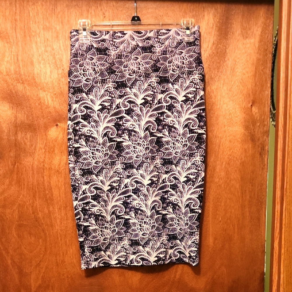 LulaRoe Black and White Floral Design Pencil Skirt Size XS ( Fits Small )